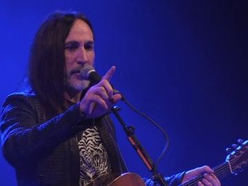 Manuel Agnelli - spiega come (non) si fa stage diving