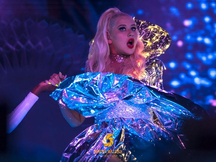 Classifiche UK: 8 singoli calcistici in Top 40. Album, prima Christina Aguilera