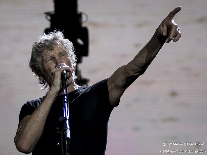 Venezuela, Luis Fonsi headliner al 'Live Aid' di Richard Branson. Maduro risponde con un altro concerto. E Roger Waters... Venezuela, Luis Fonsi headliner al 'Live Aid' di Richard Branson. Maduro risponde con un altro concerto. E Roger Waters...