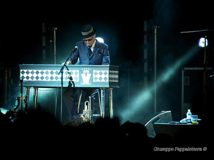 Suggs dei Madness in Sicilia per un programma di Sky 