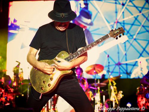 Movimenti in BMG: Santana, Whitney & C. tornano sotto l'ala di Clive Davis?