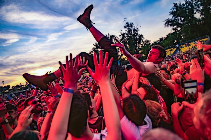 https://images.rockol.it/MPas9Tlt9udSrWXj4B_Xm8GCaSg=/700x0/smart/rockol-img/img/foto/upload/shame-17-06-2025-sequoiemusicfepark.jpg
