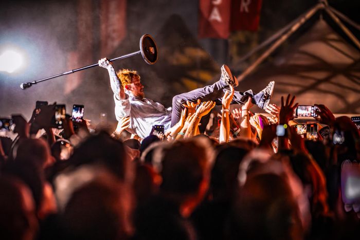 https://images.rockol.it/MRIxm0UIzzVRouZ7orZFDN1HlD8=/700x0/smart/rockol-img/img/foto/upload/sexpistols-25-08-2024-amamusicfest.jpg