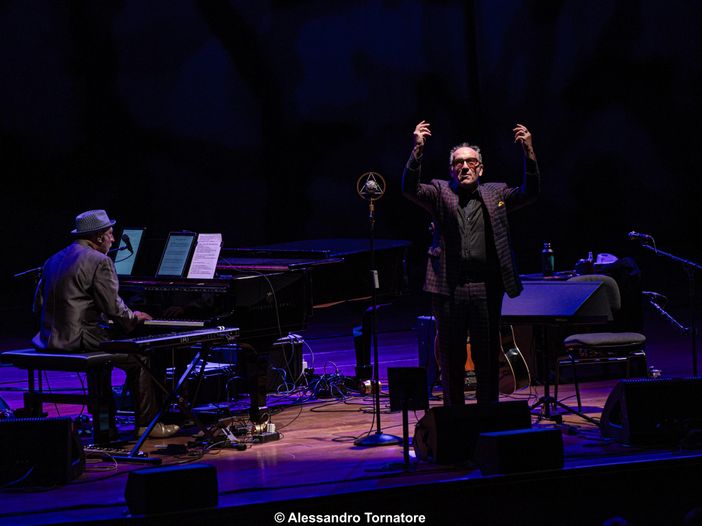 Elvis Costello spiega come si fa il rock e anche il roll