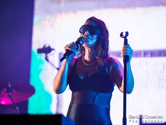 Emma, il singolo &#039;Resta ancora un po&#039;&#039; anticipa il cd e dvd &#039;E Live&#039; - ASCOLTA