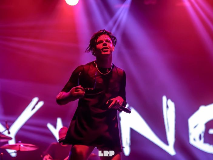 Ozzy Osbourne investe Yungblud con la macchina