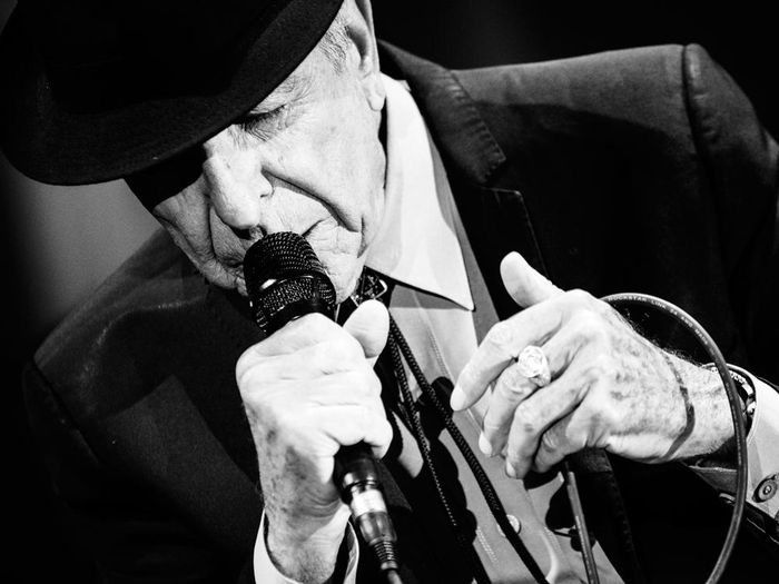 https://images.rockol.it/NEgbvkuV2-uRn10kKUyfiPHClNA=/700x0/smart/rockol-img/img/foto/upload/leonardcohen-2013-07-09-lsf.jpg
