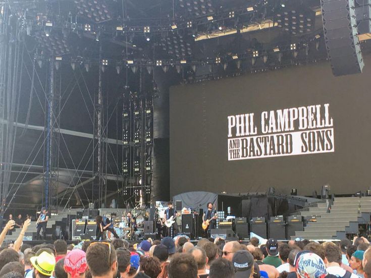 Steve Lillywhite: 'La voce di Axl Rose? Come due dita in gola'