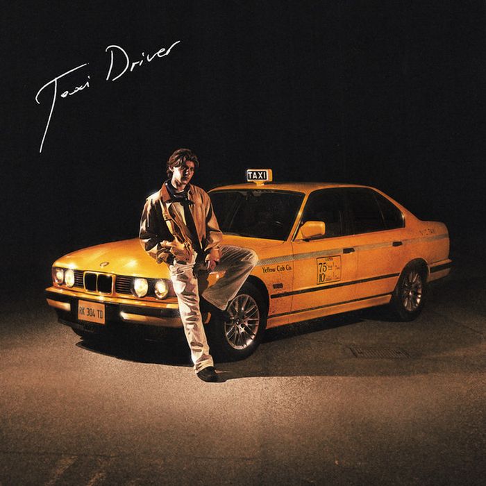 https://images.rockol.it/NN3H6YLKJvTCP5Evq7mfObg8AAA=/700x0/smart/rockol-img/img/foto/upload/taxi-driver-rkomi-cover-ts1619831313.jpeg