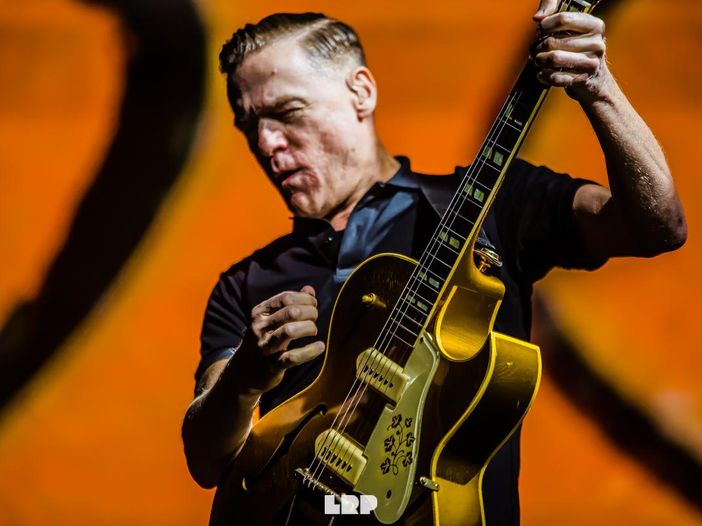 Bryan Adams suona le canzoni che scrisse per i Kiss