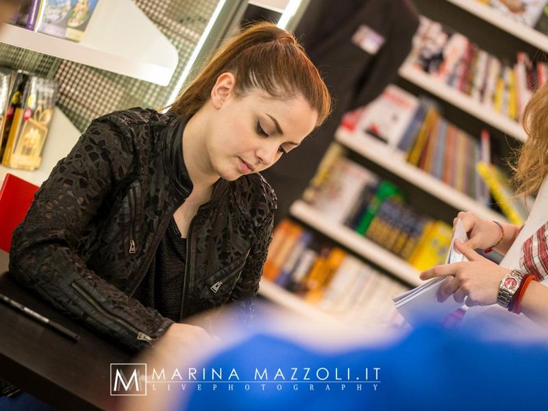 26 maggio 2016 - Mondadori - Genova - Annalisa firmacopie