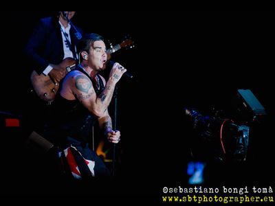 Robbie Williams ha chiuso il suo anno fortunato vincendo alle corse