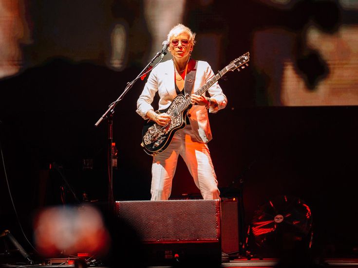 Morrissey insultato da un fan abbandona il palco durante un concerto - VIDEO