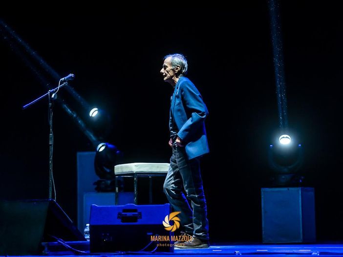 Vecchioni: &lsquo;Povia non &egrave; un destrorso&rsquo;