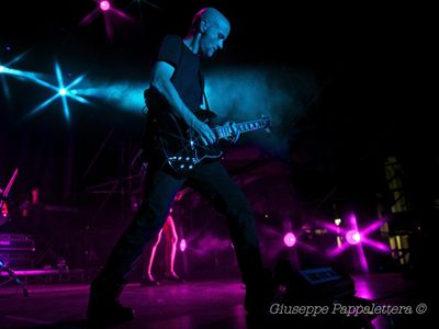 Regali di Natale: l’asta di Sweet Relief vende oggetti firmati da rockstar per beneficenza