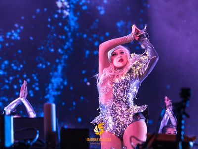 Christina Aguilera posa senza veli (col pancione in mostra)