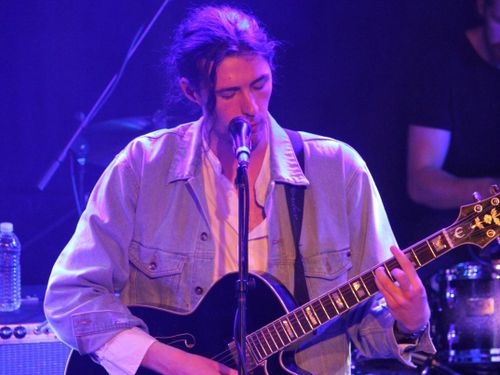 Singoli, in Italia la canzone più venduta del 2015 è "Take me to church" di Hozier