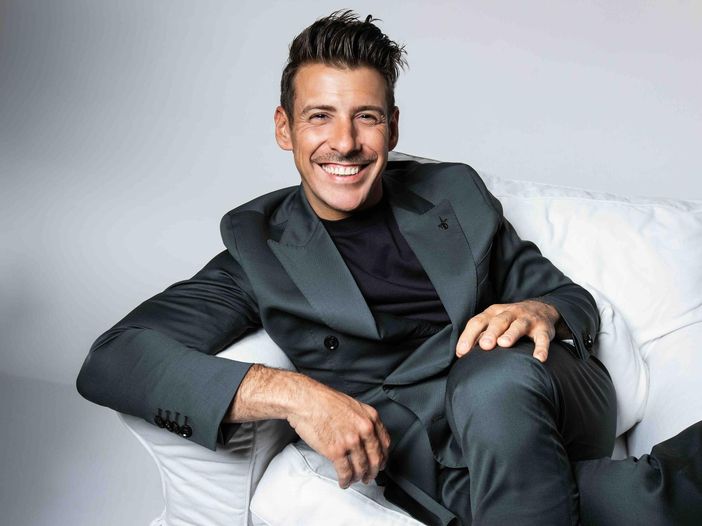 Francesco Gabbani rinvia il tour per gli impegni di X Factor Francesco Gabbani rinvia il tour per gli impegni di X Factor