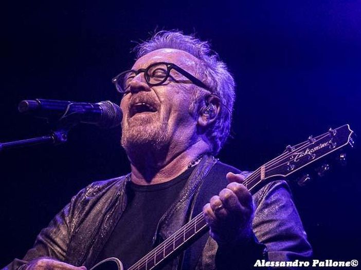 Tozzi: &ldquo;Nelle mie canzoni frasi che stanno l&igrave; perch&eacute; boh&rdquo;