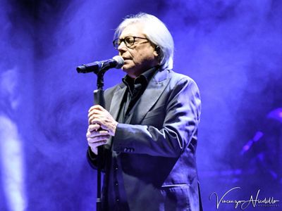 Nino D’Angelo riapre l’antico teatro del quartiere Forcella (Napoli)