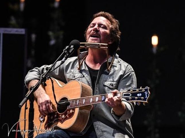 √ Eddie Vedder quando canta tocca le giuste corde emozionali - Rockol