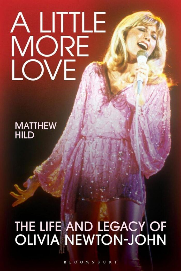 https://images.rockol.it/O_wN3X8YOn0ak5Y18BcAl3abw7s=/700x0/smart/rockol-img/img/foto/upload/a-little-more-love-life-and-legacy-of-olivia-newton-john-683x1024.jpg