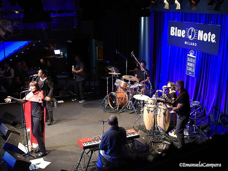 Corinne, voce degli Swing Out Sister: 'Eppure ho cominciato coi Sex Pistols...'