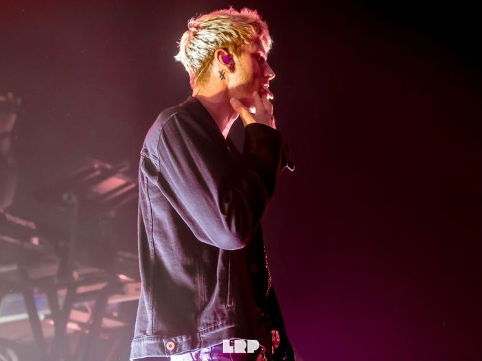 Machine Gun Kelly si fuma la chitarra