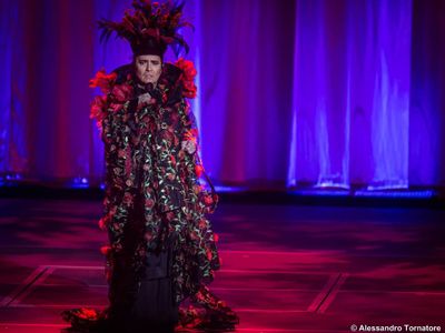 Il ricchissimo show di Renato Zero dedicato agli umili