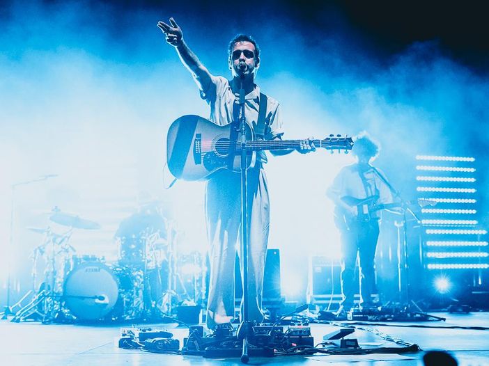 Colapesce e Dimartino cantano &lsquo;Se mi lasci non vale&rsquo; per rispondere alle critiche contro &lsquo;Musica leggerissima&rsquo;: video