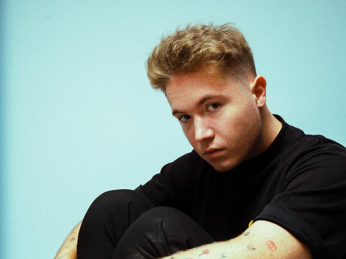 Alfa duetta con Ed Sheeran in un video girato per strada Alfa duetta con Ed Sheeran in un video girato per strada