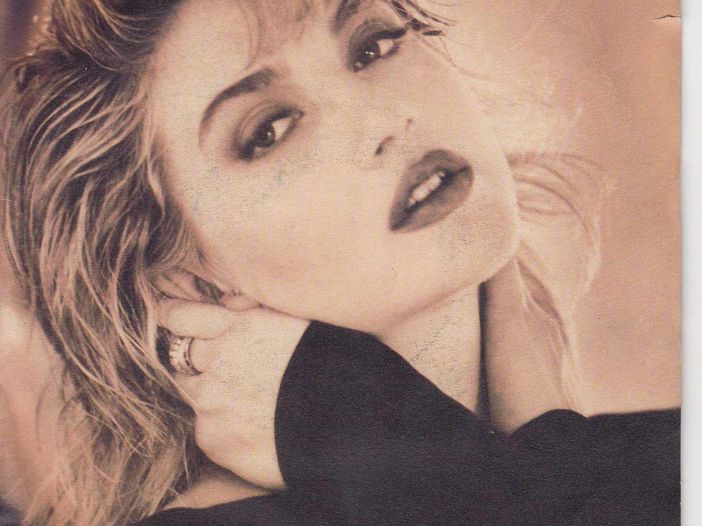 Lorella Cuccarini, la più amata dagli italiani: le sue canzoni Lorella Cuccarini, la più amata dagli italiani: le sue canzoni
