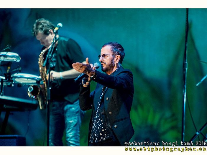 Beatles, Ringo Starr suona &#039;Yellow Submarine&#039; con i Roots e Jimmy Fallon. Video