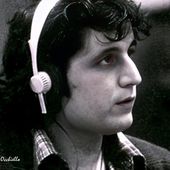Foto di Toni Occhiello, l&rsquo;unica scattata prima che Pino registrasse per la prima volta &ldquo;Napule &egrave;&rdquo; su &ldquo;Terra mia&rdquo;&hellip;.poi hanno spento le luci. Pino voleva cantarla al buio e con gli occhi chiusi!!!