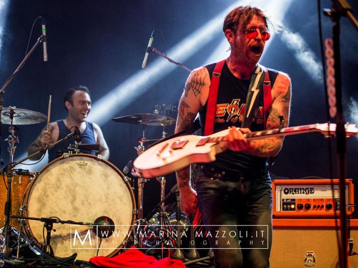 Eagles of Death Metal, fiori al Bataclan di Parigi