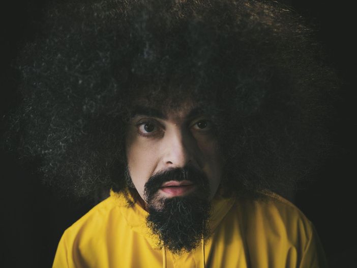 Il genio Caparezza appare quando si allestisce un palco Il genio Caparezza appare quando si allestisce un palco