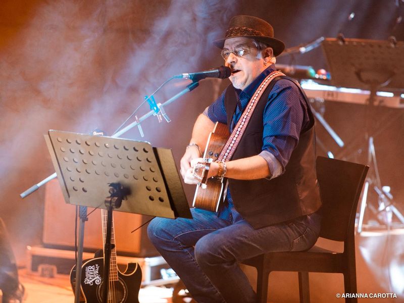 Davide Van De Sfroos in concerto con una piccola orchestra