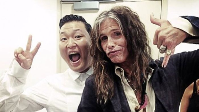 https://images.rockol.it/S1qZLWOkTPx7dfRfexN80Dnbnpc=/700x0/smart/http%3A%2F%2Fmedia.soundsblog.it%2F6%2F633%2Fpsy-steven-tyler-620x350.jpg https://images.rockol.it/S1qZLWOkTPx7dfRfexN80Dnbnpc=/700x0/smart/http%3A%2F%2Fmedia.soundsblog.it%2F6%2F633%2Fpsy-steven-tyler-620x350.jpg