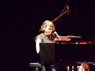 Norah Jones, &lt;br&gt;un concerto per piano e voce  a Milano &lt;br&gt;(e in streaming su Rockol) 