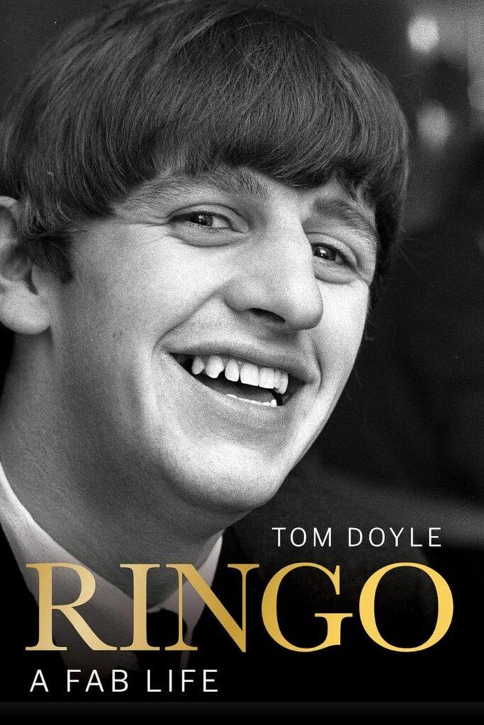 https://images.rockol.it/SHA8J3LYCKcXCJUvIvafGgfHAIU=/700x0/smart/rockol-img/img/foto/upload/ringo-a-fab-life-book-tom-doyle-683x1024.jpg