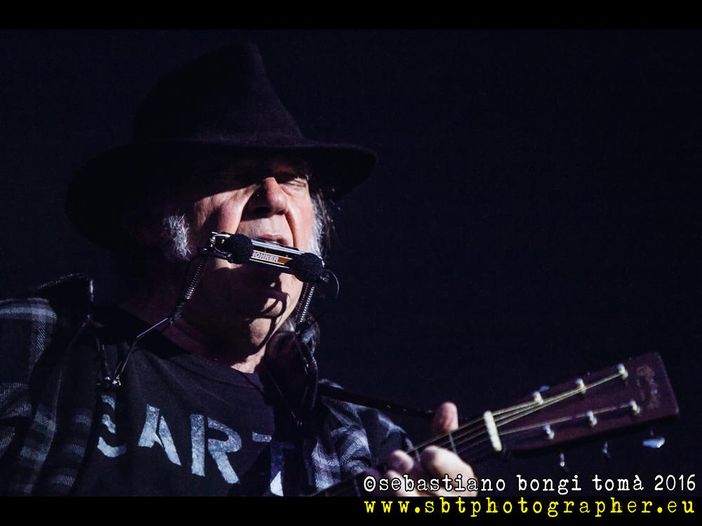 Neil Young e Stephen Stills in concerto per beneficenza Neil Young e Stephen Stills in concerto per beneficenza