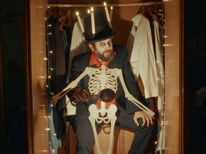 Vinicio Capossela danza con gli scheletri e fa festa