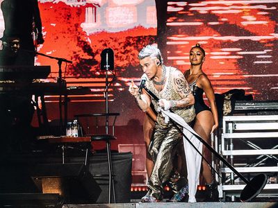 Il rapper Q-Tip al lavoro con Robbie Williams
