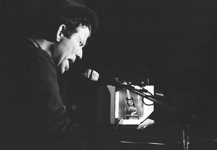 https://images.rockol.it/StMqbCGWEMnXrQ1DKfWVBqIE1rI=/700x0/smart/rockol-img/img/foto/upload/22-86-tom-waits.jpg