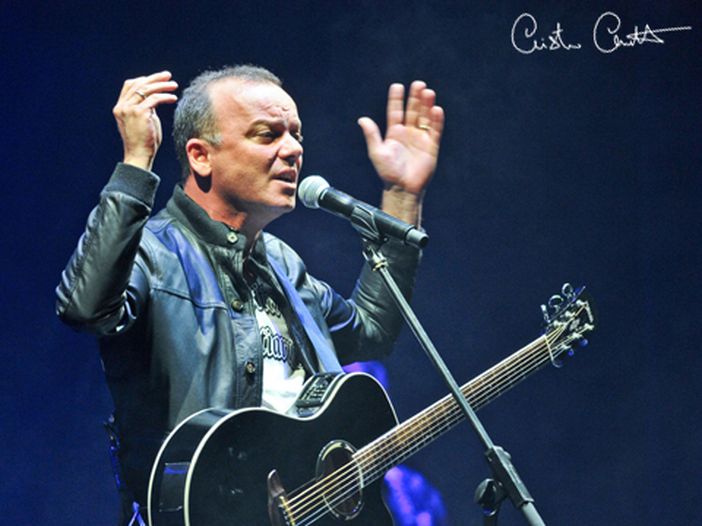 Gigi D&#039;Alessio, polemica social per la copertina dell&#039;album: simile a quella di Pierangelo Bertoli? - GUARDA