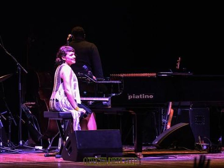 Norah Jones sul palco con Ringo Starr in un club di New York