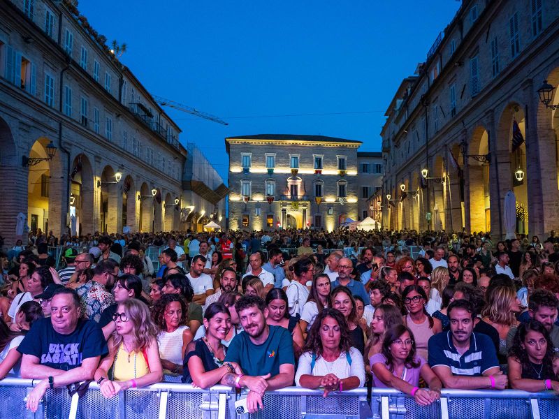 15 luglio 2025 - Piazza del Popolo - Fermo - Brunori Sas in concerto 15 luglio 2025 - Piazza del Popolo - Fermo - Brunori Sas in concerto