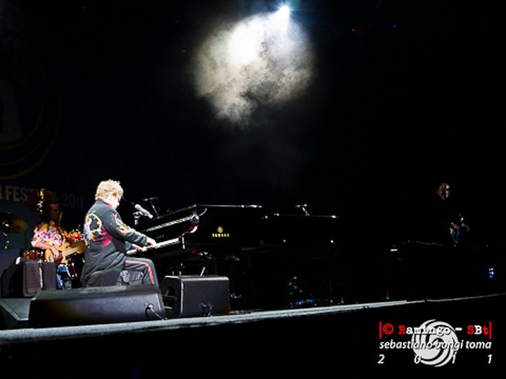 Elton John spara sul disco di Madonna