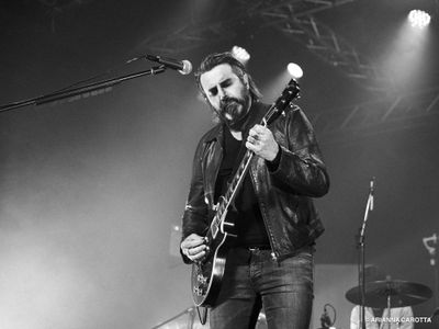 Omar Pedrini canta i cavalli di Marco Lodola
