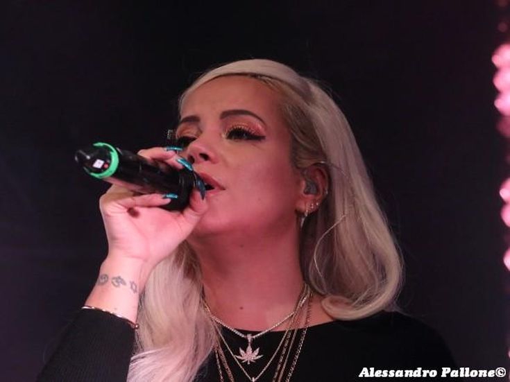 Lily Allen, accuse a X Factor: &apos;Audizioni in onda per sfruttare casi umani&apos;